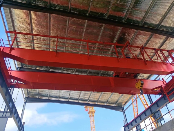 為青島客戶安裝兩臺(tái)20噸電動(dòng)雙梁起重機(jī)