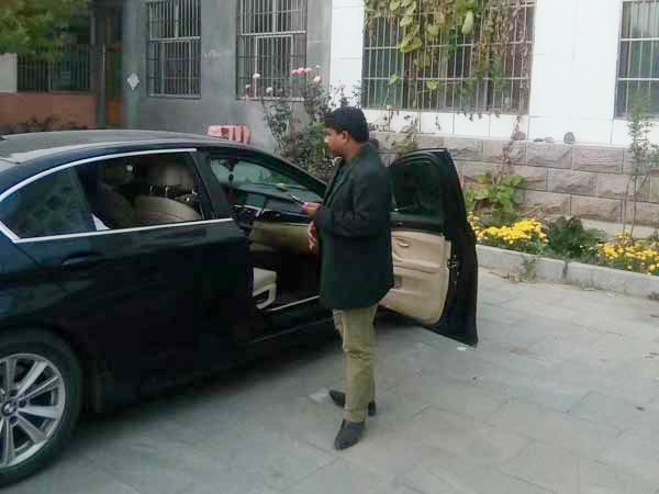 印度客戶來廠訂購廢鋼破碎機(jī)